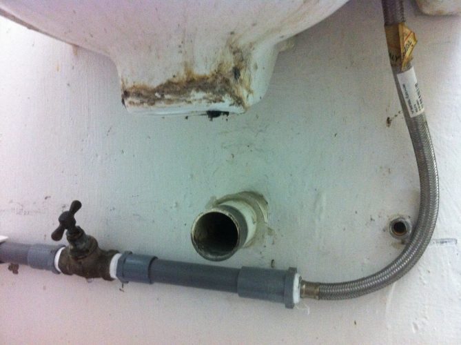 menanggalkan semua paip yang rosak